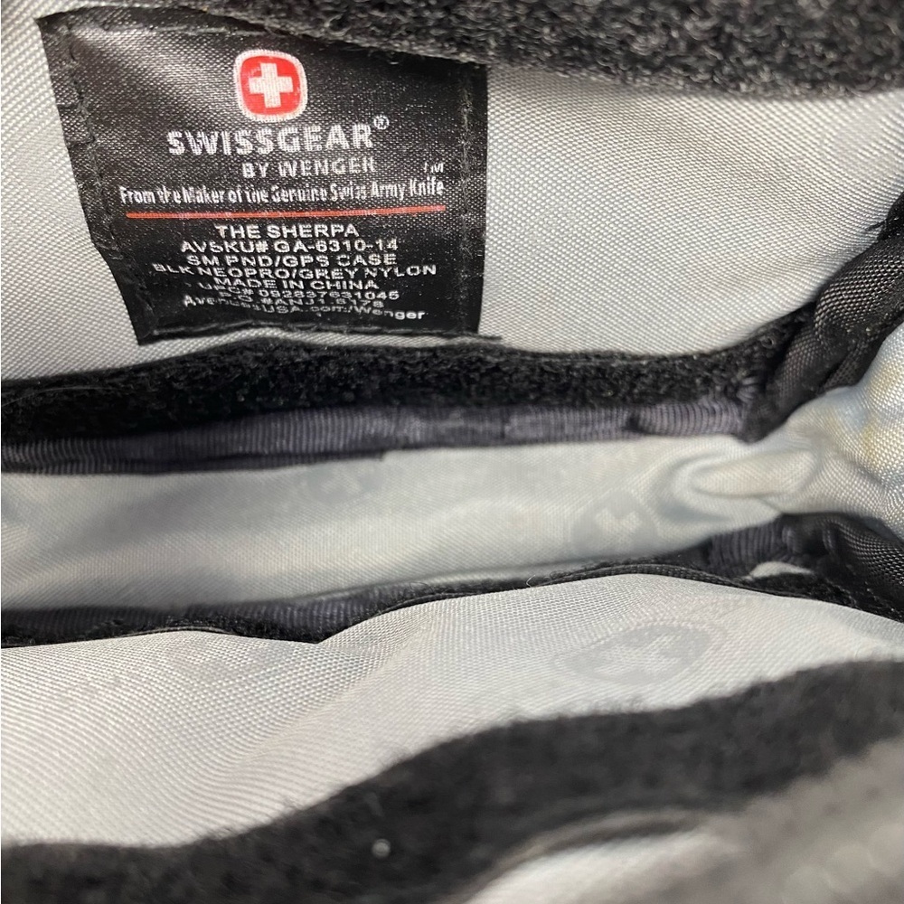 SwissGear by Wenger Black Wristlet - Picture 8 of 10